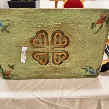 Panneau en bois peint à motif sculpté