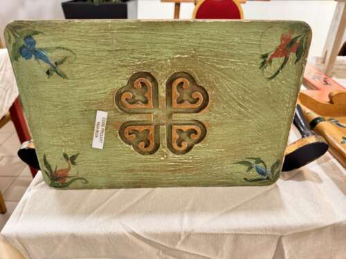 Panneau en bois peint à motif sculpté