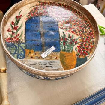 Grand bol décoratif peint « Fenêtre fleurie »