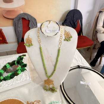 Collier long de perles vertes