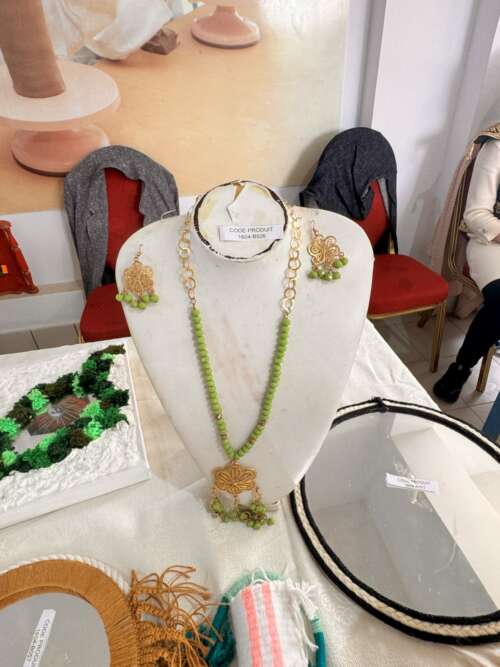 Collier long de perles vertes