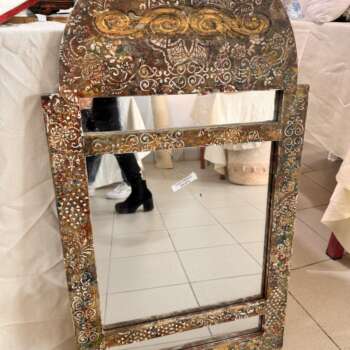 Miroir à cadre métallique ciselé