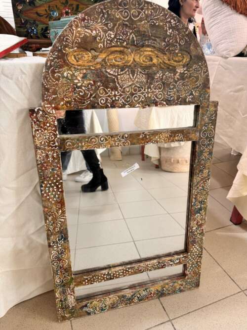 Miroir à cadre métallique ciselé