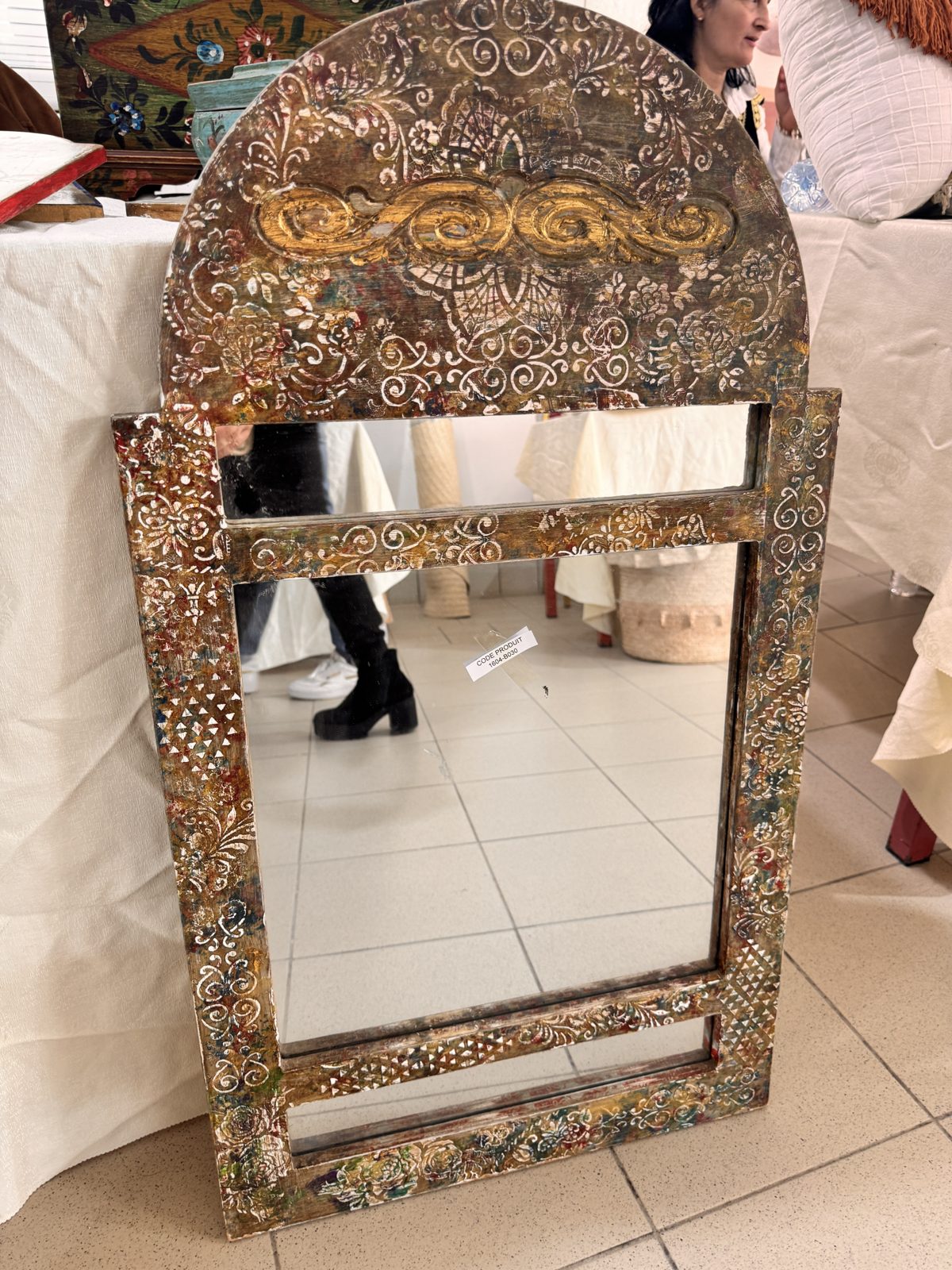 Miroir à cadre métallique ciselé