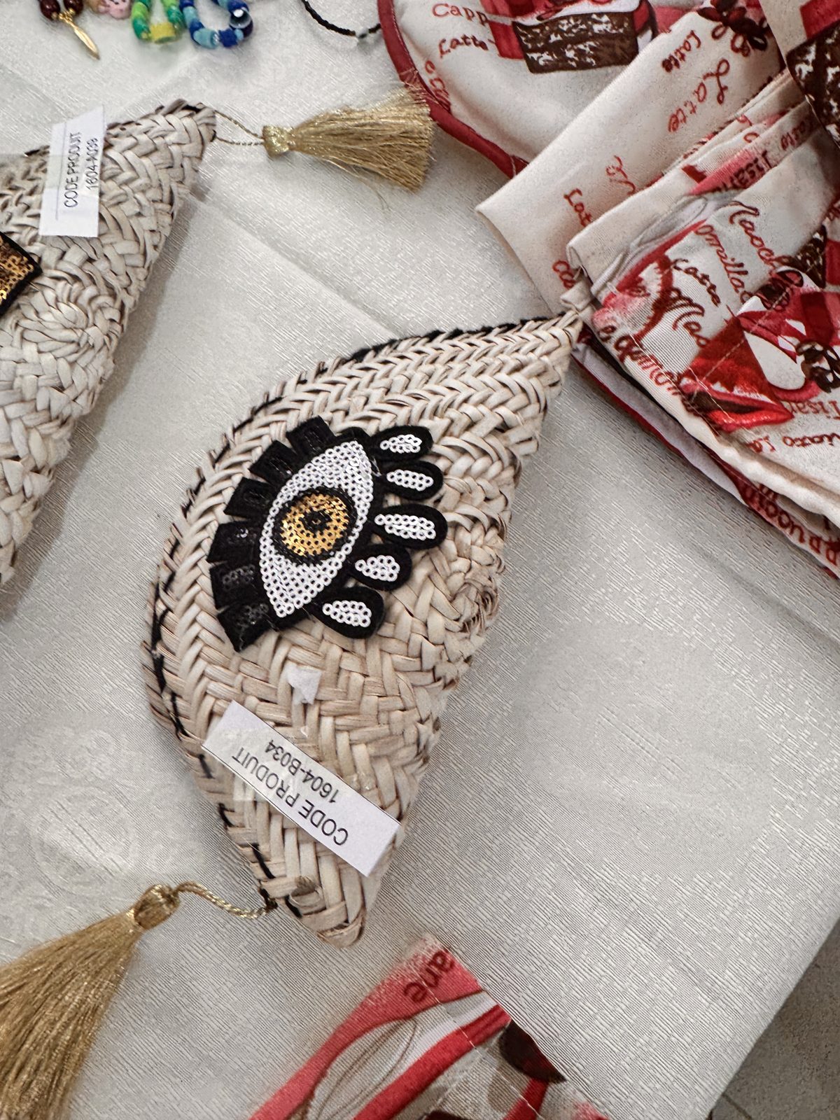 Éventail en palmier brodé