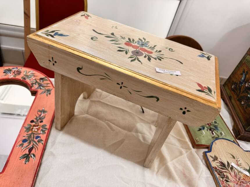 Banc en bois peint floral