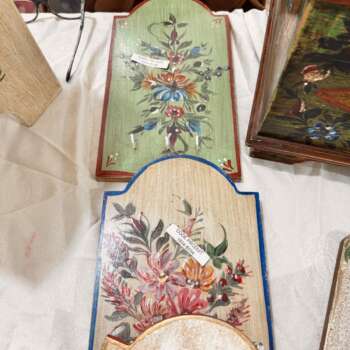 Planche décorative en bois peint floral
