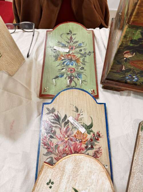 Planche décorative en bois peint floral