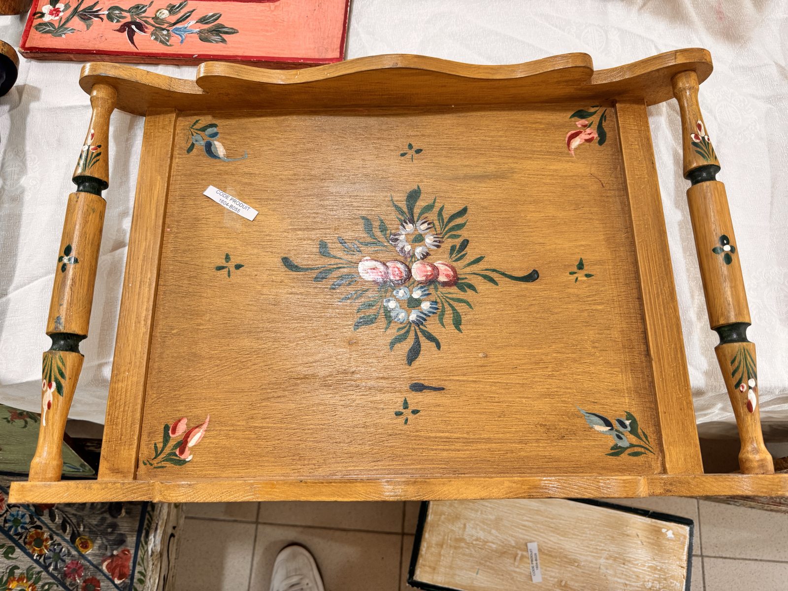 Plateau en bois à décor floral