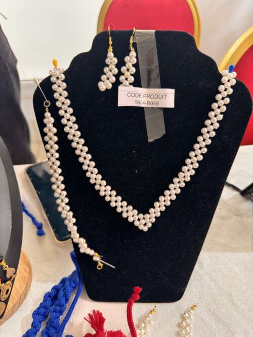 Parure collier et boucles en perles
