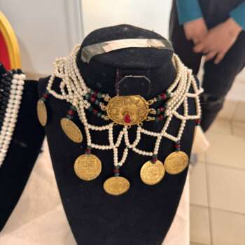 Collier traditionnel en perles et médailles