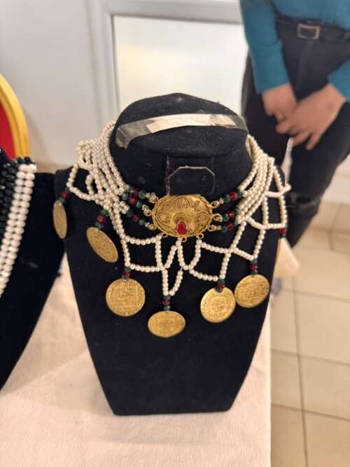 Collier traditionnel en perles et médailles