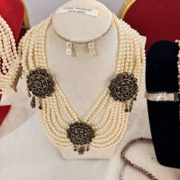 Collier de perles à médaillons