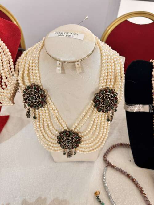 Collier de perles à médaillons