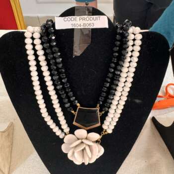 Collier de perles à pendentif fleur