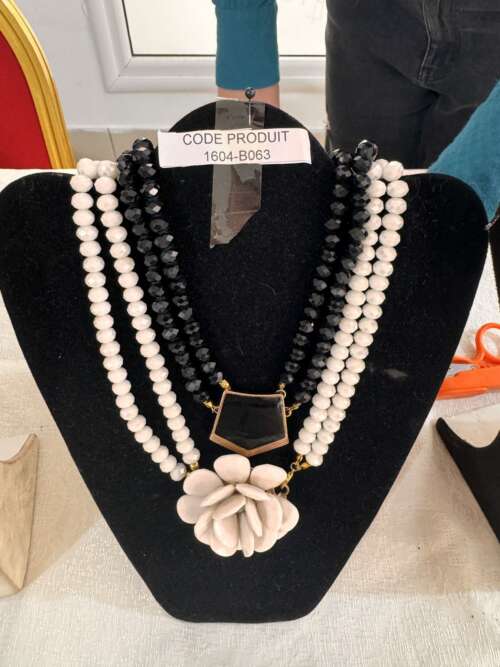 Collier de perles à pendentif fleur