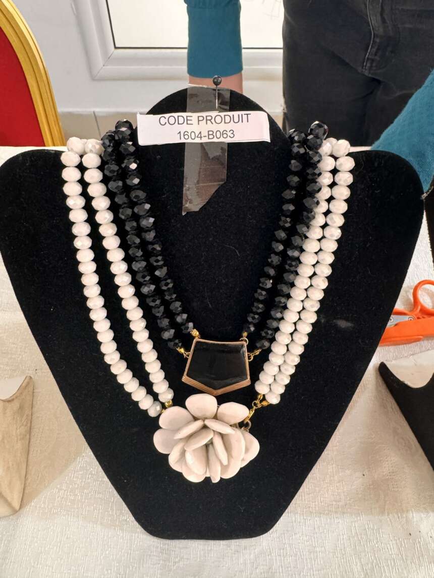 Collier de perles à pendentif fleur