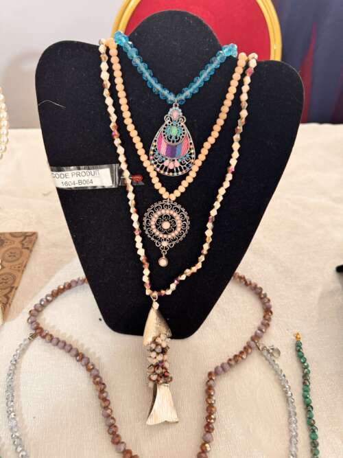 Collier long de perles à pendentif