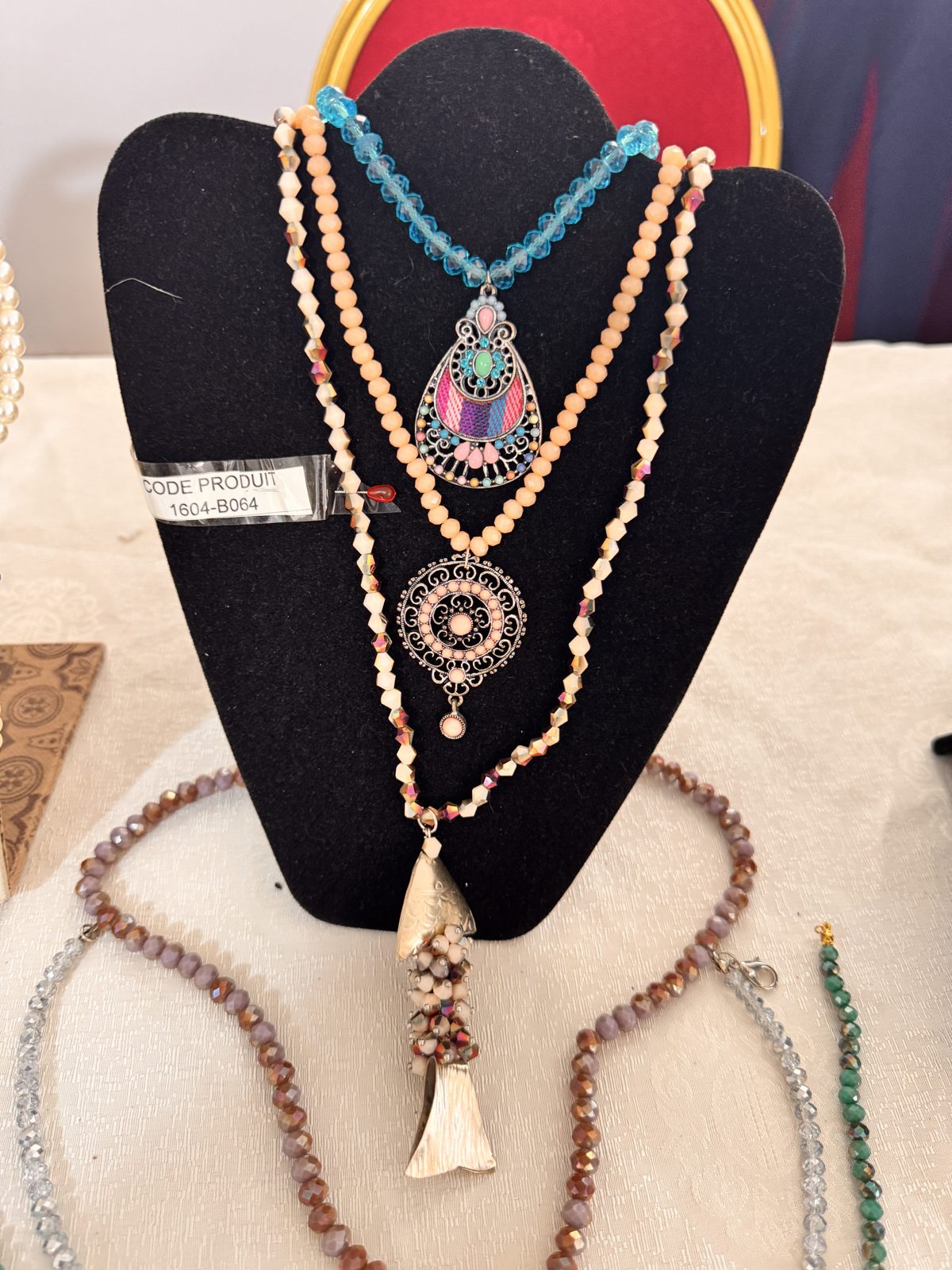 Collier long de perles à pendentif