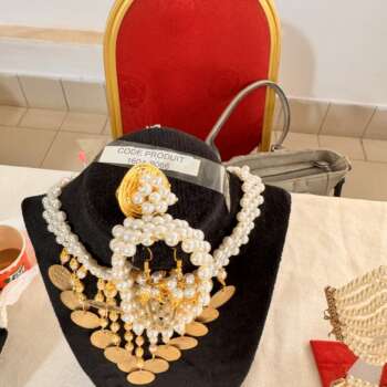 Parure de perles et médailles dorées