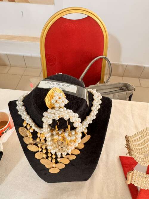 Parure de perles et médailles dorées