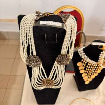 Collier plastron de perles