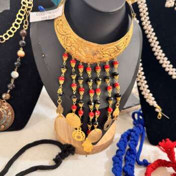 Collier plastron doré à franges perlées
