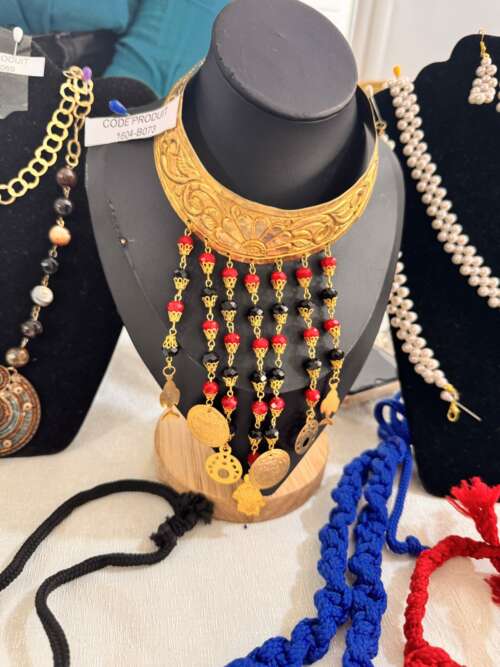 Collier plastron doré à franges perlées