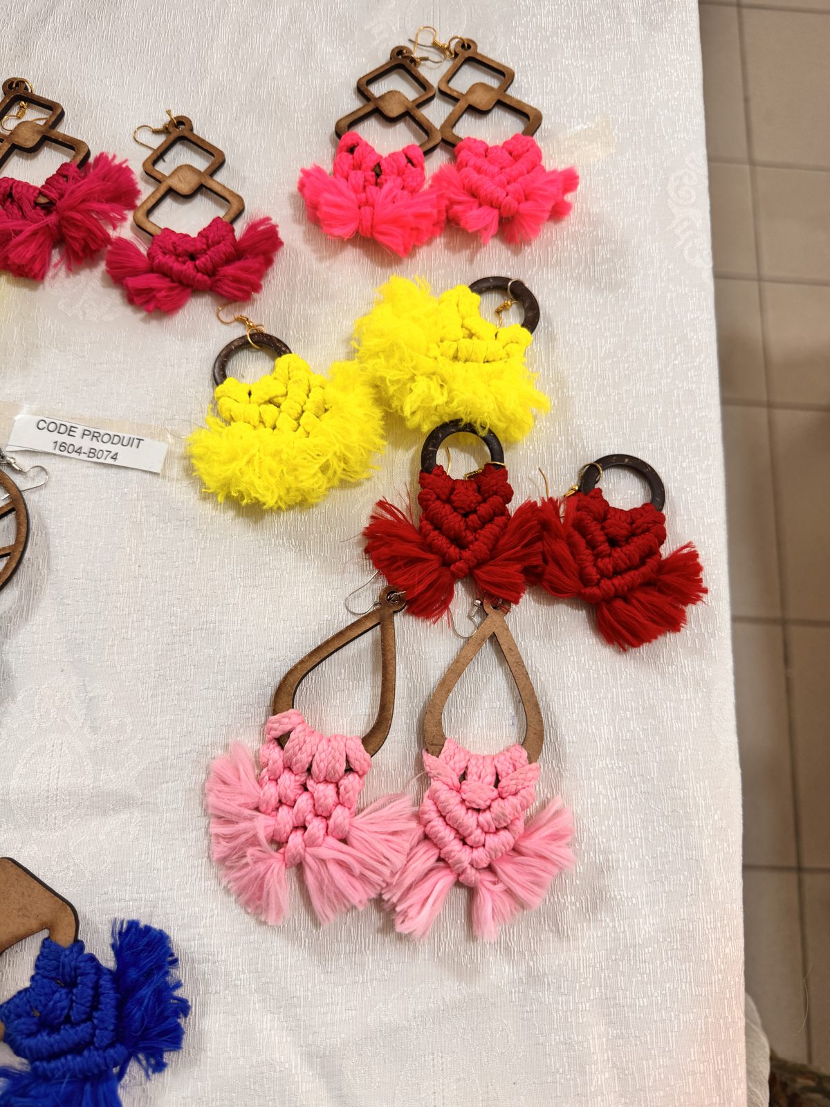 Boucles d'oreilles à pompons (assortiment) - Image 4