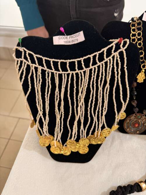Collier plastron à franges perlées