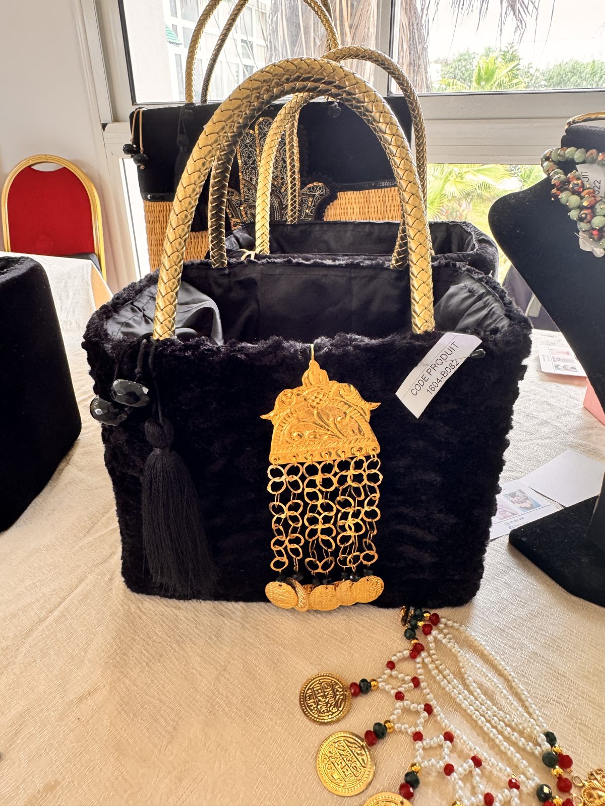 Couffin en velours et fibres naturelles à pendentif oriental doré