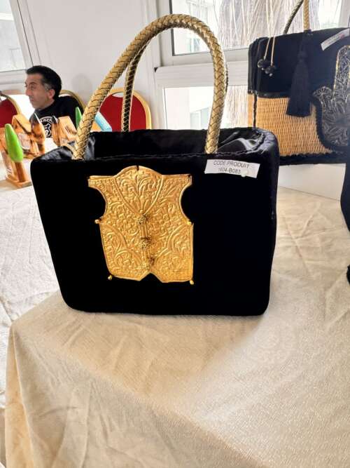 Couffin en velours noir à plaque dorée ciselée
