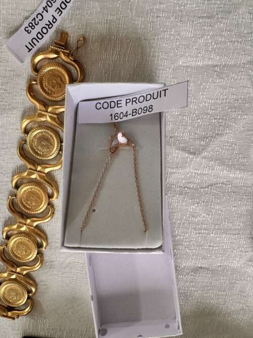 Bracelet à médailles dorées