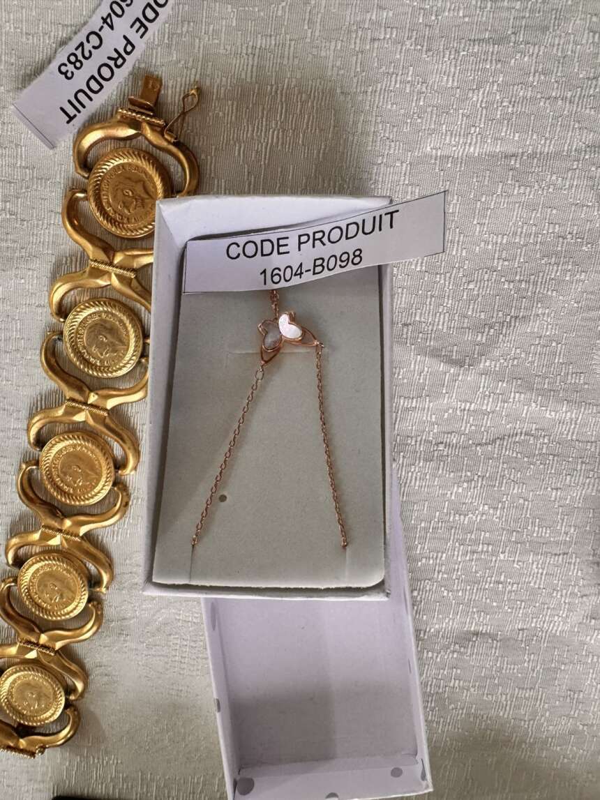 Bracelet à médailles dorées