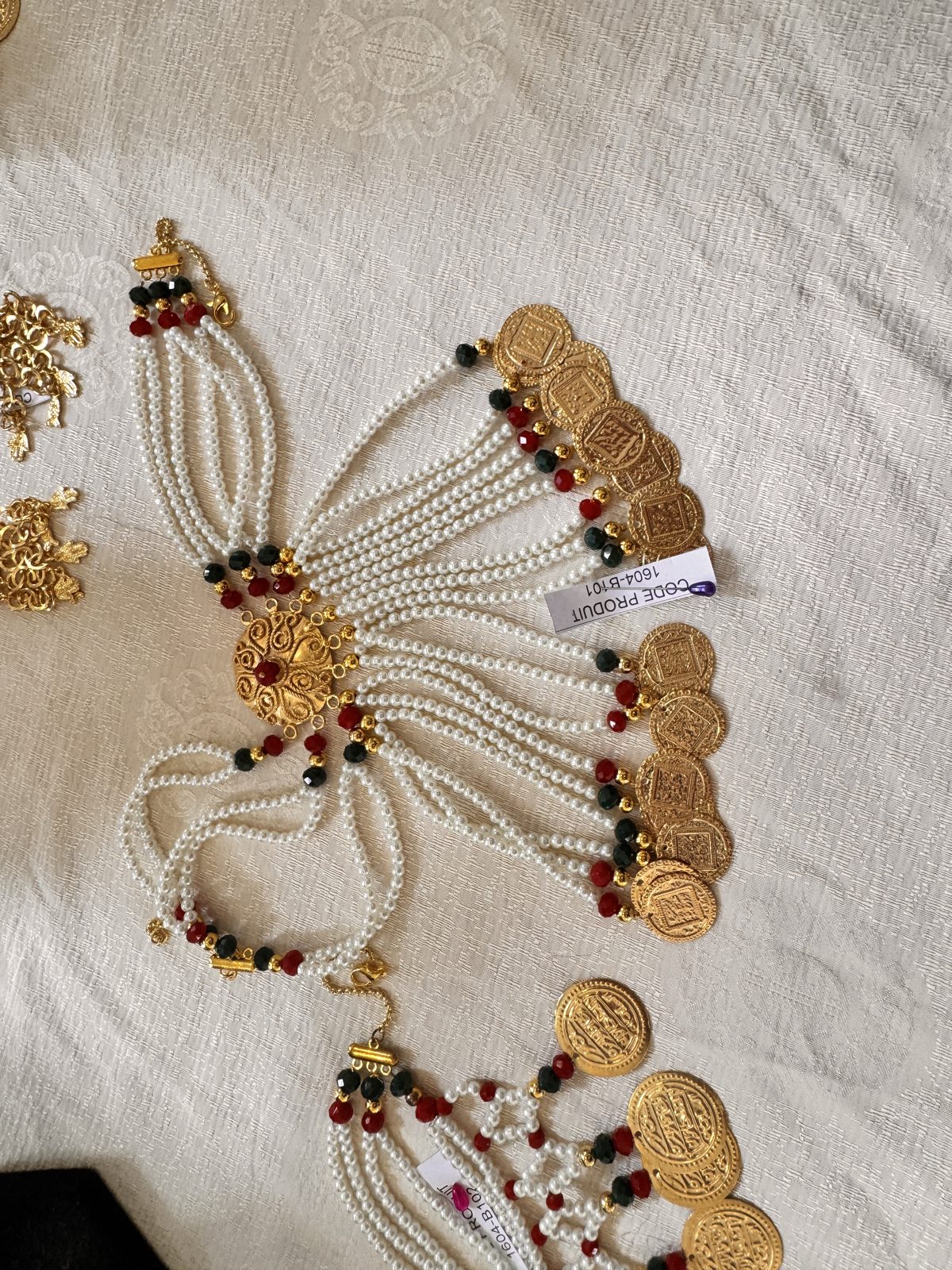 Collier plastron traditionnel à perles et pièces dorées - Image 2