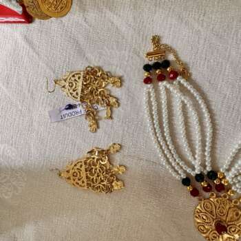Collier plastron traditionnel à perles et pièces dorées