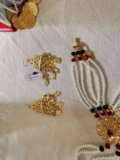 Collier plastron traditionnel à perles et pièces dorées