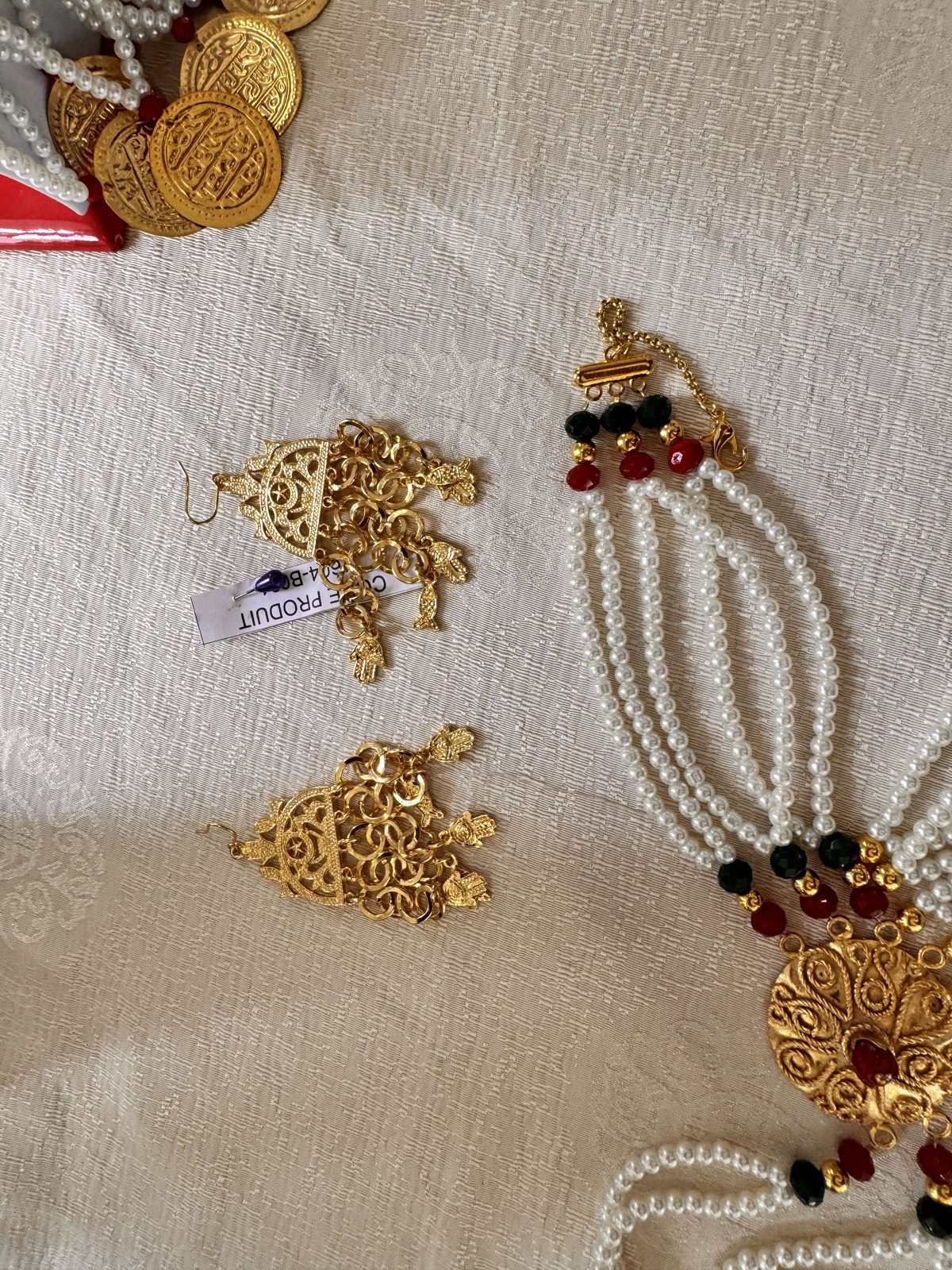 Collier plastron traditionnel à perles et pièces dorées