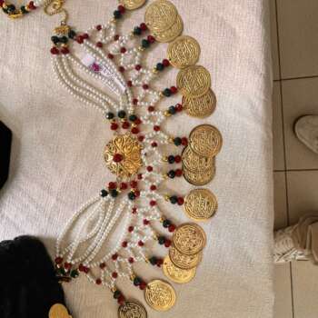 Collier plastron oriental à perles et pièces dorées