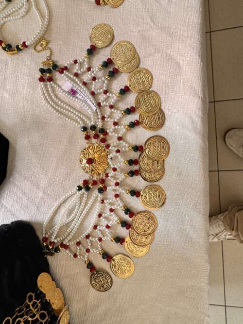 Collier plastron oriental à perles et pièces dorées