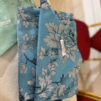 Foulard fleuri en satin