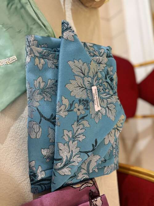 Foulard fleuri en satin