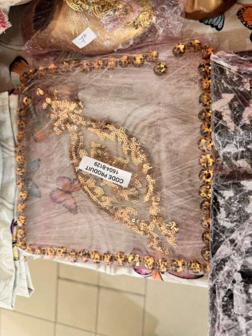 Châle en tulle brodé de perles dorées