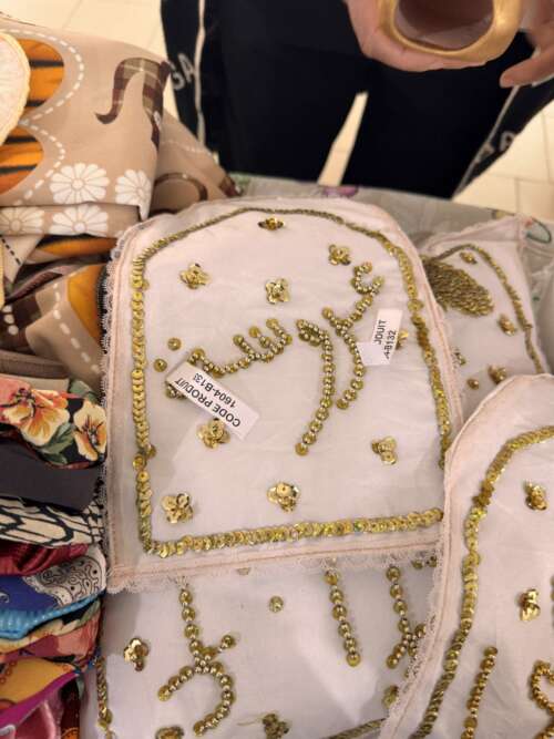 Pochette brodée à calligraphie dorée