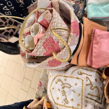 Pochette brodée de perles dorées