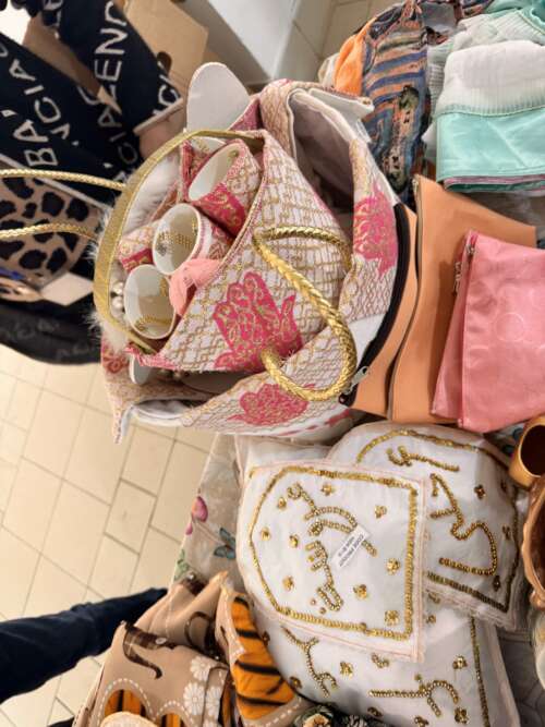Pochette brodée de perles dorées