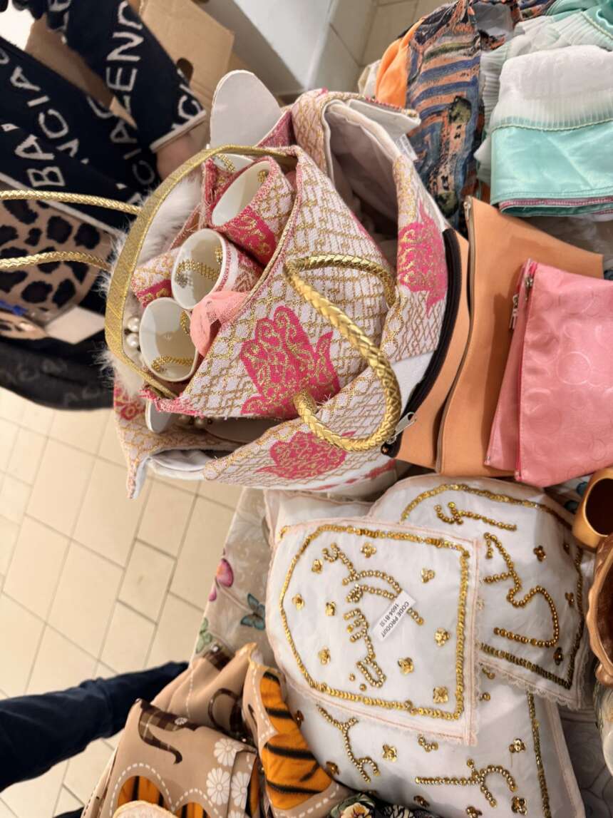 Pochette brodée de perles dorées