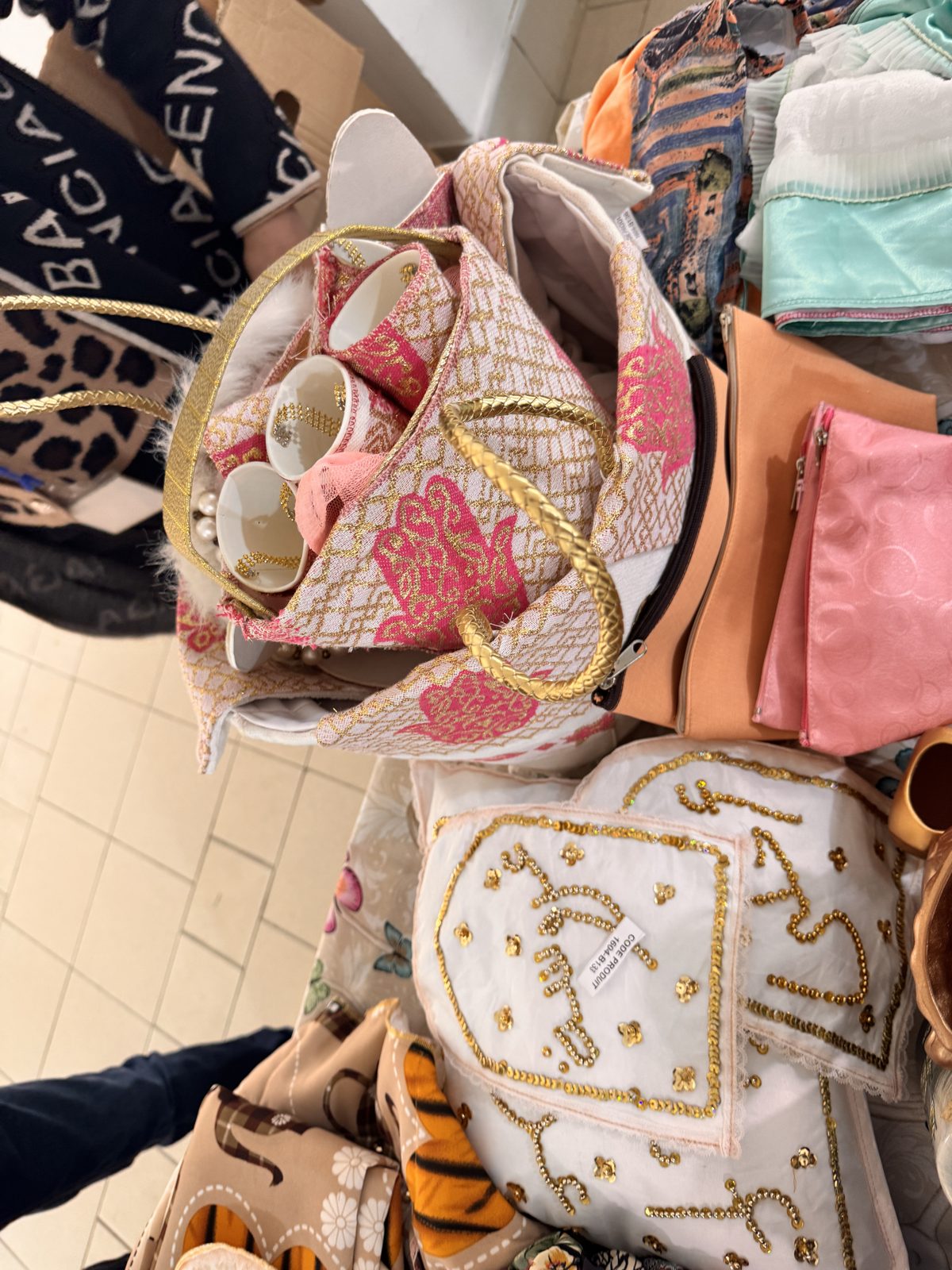 Pochette brodée de perles dorées