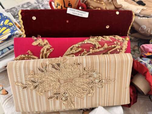 Pochette de soirée brodée à motif floral doré