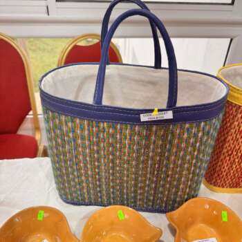 Panier tressé à anse bleue